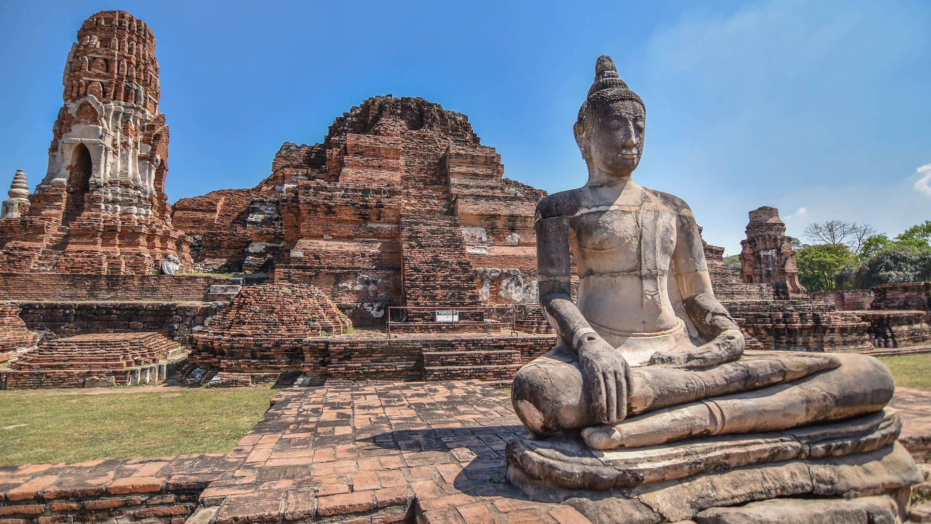 A photo of the ruins of the ancient capital of Ayutthaya