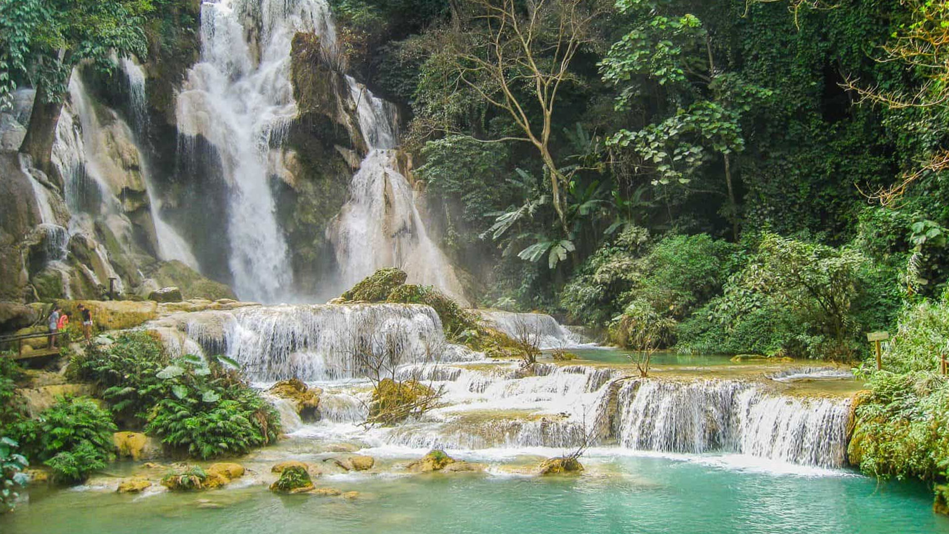A photo of the stunning Kuang Si Waterfall
